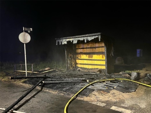 Meerbusch-Nordrhein-Westfalen-Erdbeerstand-brennt-vollst-ndig-ab
