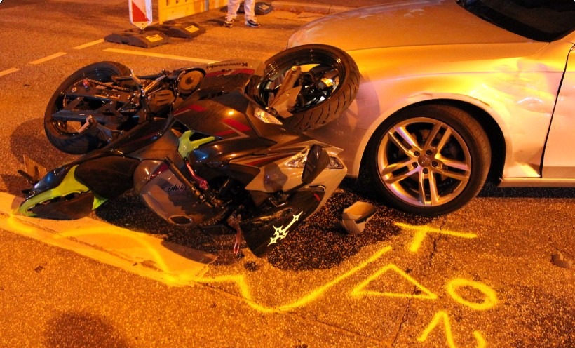 Bielefeld-NRW-Autofahrer-missachtet-Rot-Bikerin-21-schwer-verletzt