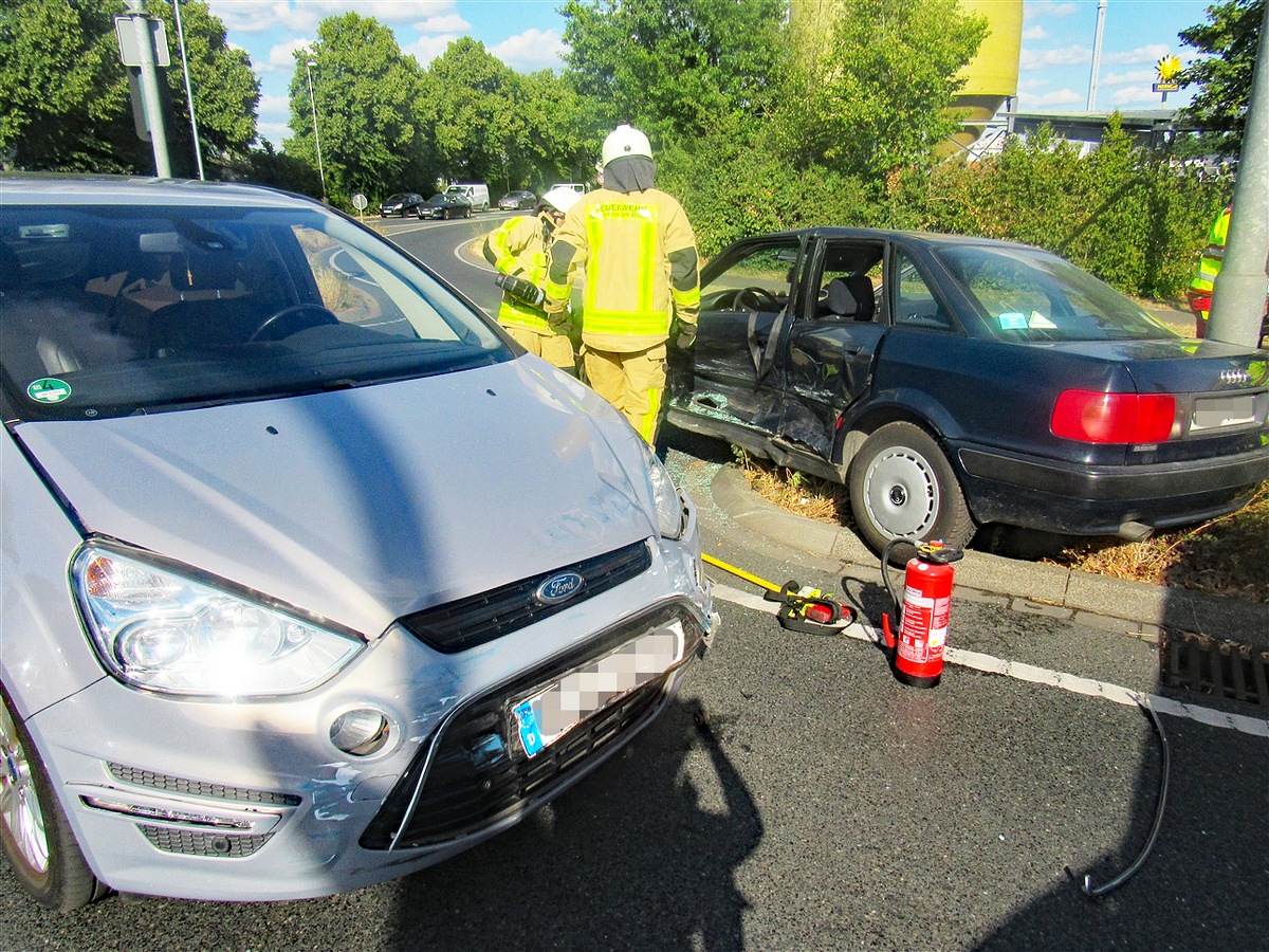Monheim-am-Rhein-Nordrhein-Westfalen-Rotlicht-Unfall-fordert-zwei-Verletzte
