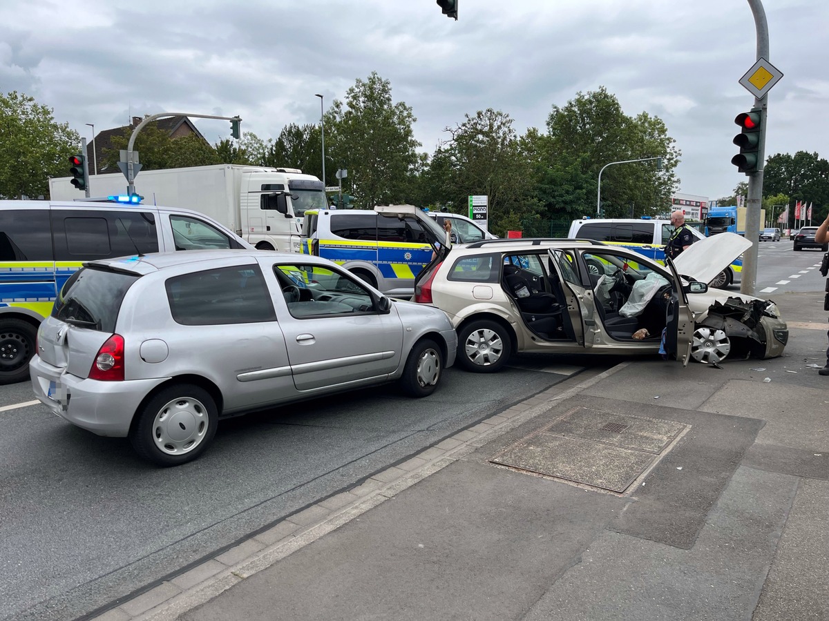 Hilden-Nordrhein-Westfalen-Verfolgungsfahrt-endet-mit-Crash-an-Kreuzung