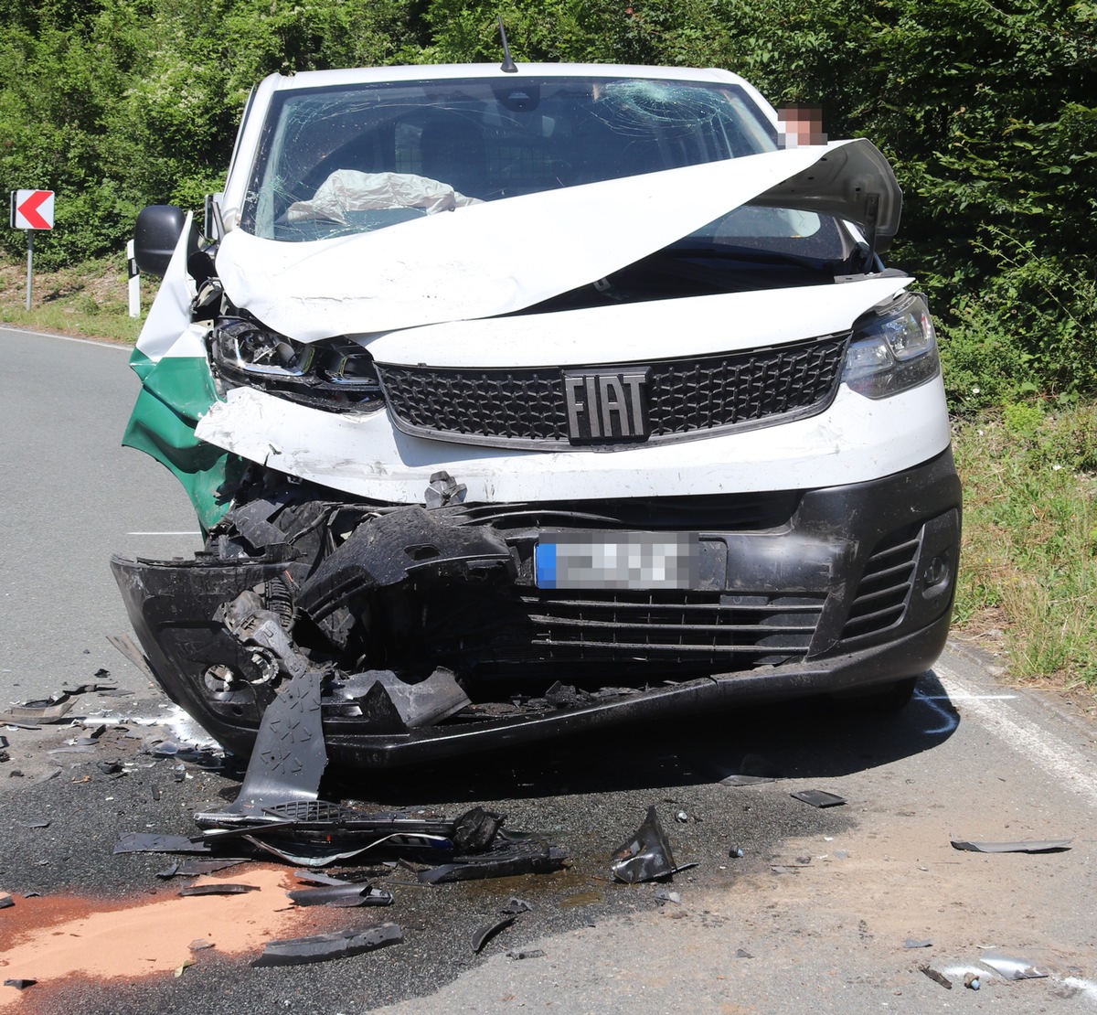 Beverungen-Nordrhein-Westfalen-Transporter-kracht-frontal-mit-Lkw-zusammen