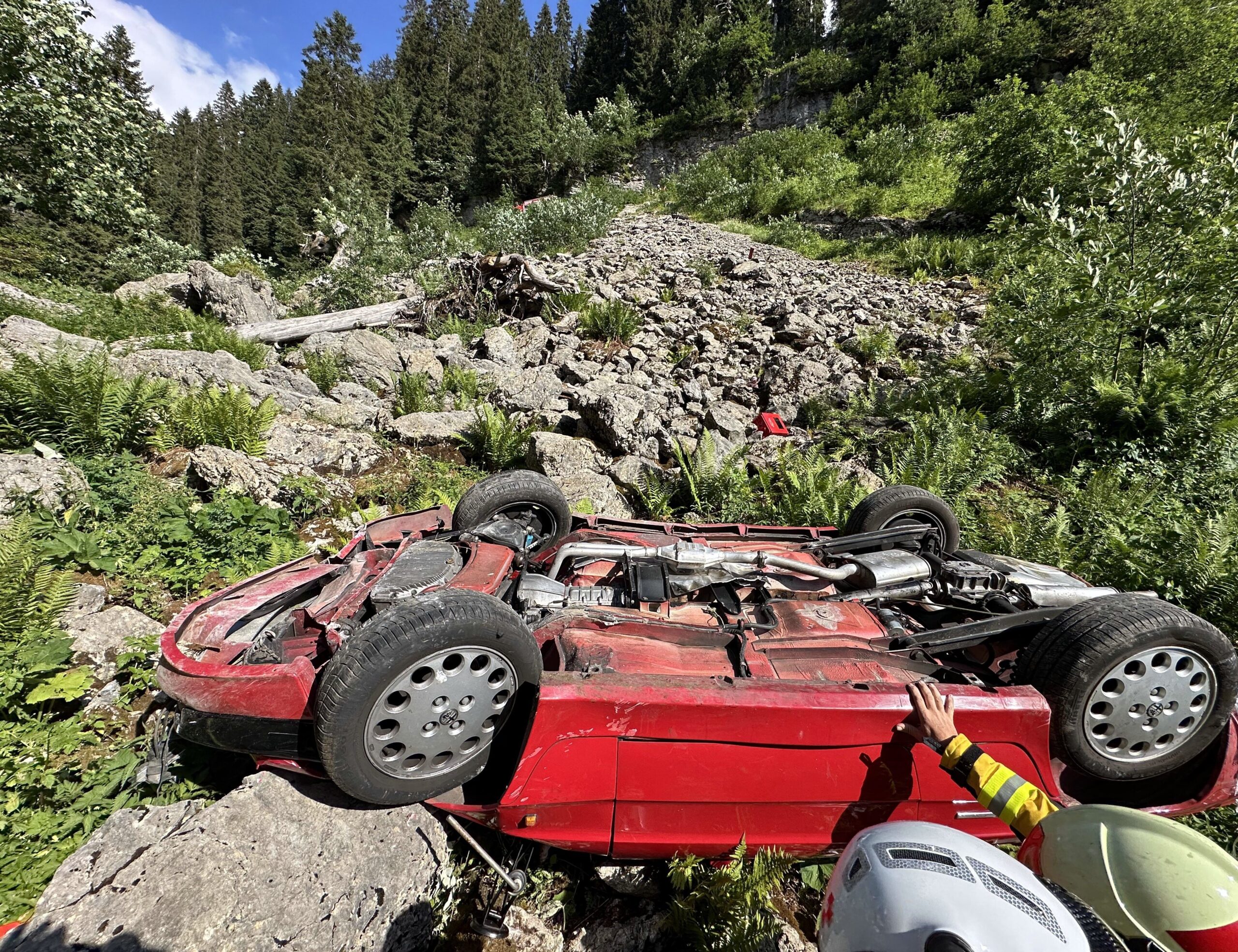 Muotathal-SZ-Auto-st-rzt-60-Meter-Abhang-hinunter-zwei-Personen-erheblich-verletzt