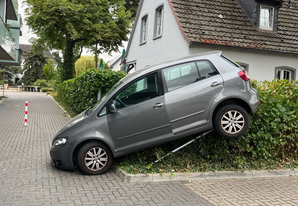 Z-lpich-NRW-84-J-hrige-verwechselt-Pedale-und-prallt-beim-Ausparken-gegen-Schild