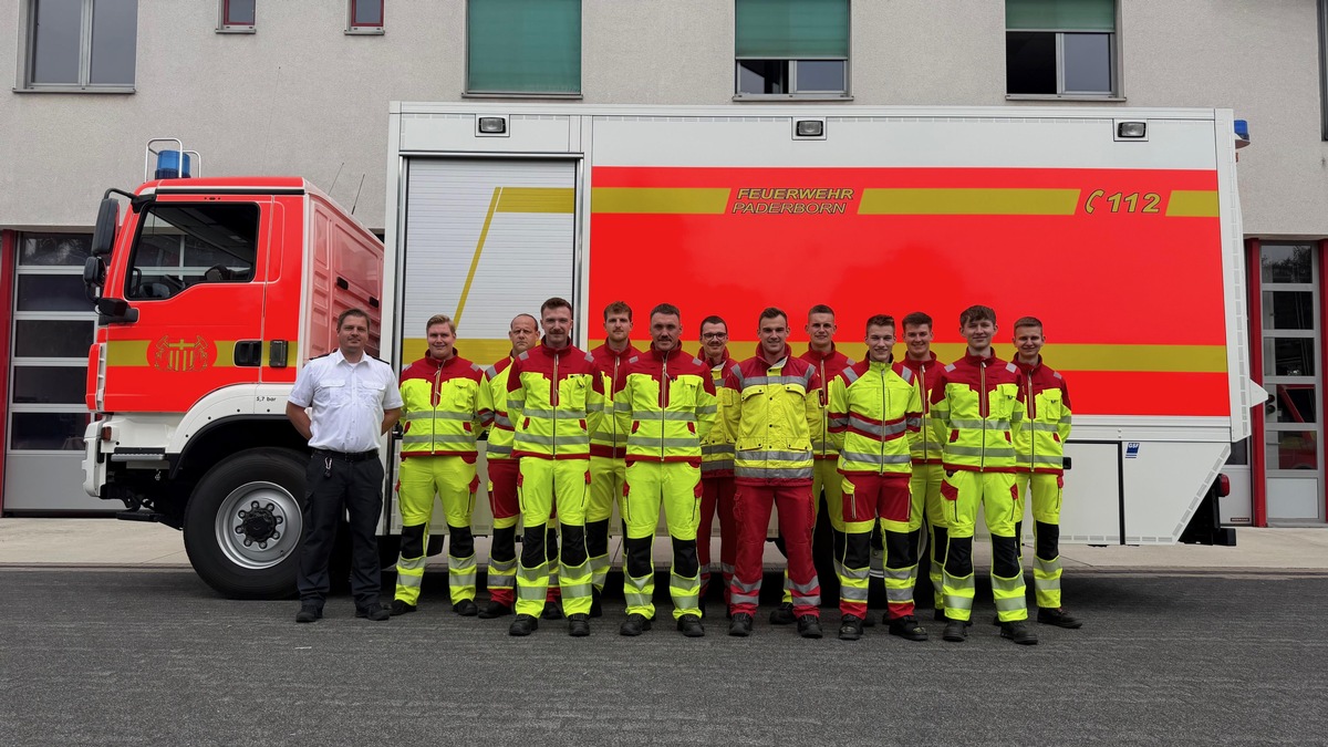 Paderborn-Nordrhein-Westfalen-Zw-lf-neue-Rettungssanit-ter-bestehen-ihre-Pr-fung