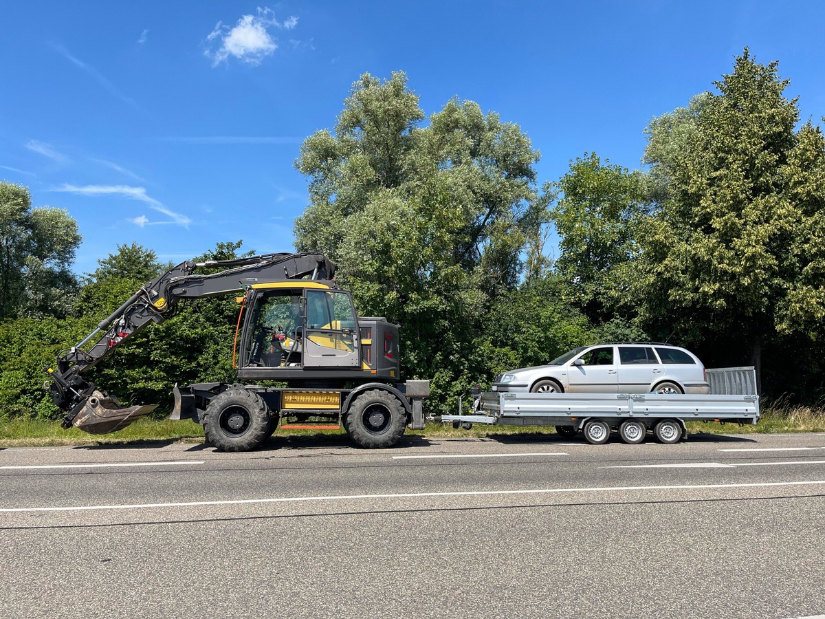 Wesel-Nordrhein-Westfalen-Bagger-zieht-Auto-ber-Bundesstra-e-Polizei-greift-ein