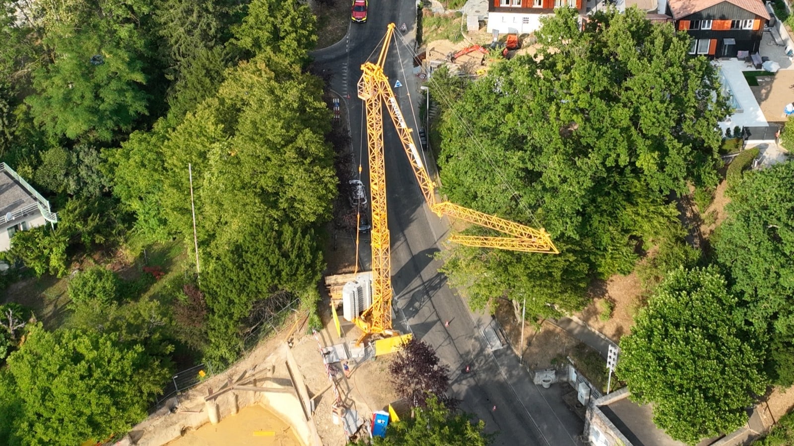 Riehen-BS-Wasserrohrbruch-l-st-Evakuation-aus-Baukran-droht-umzust-rzen