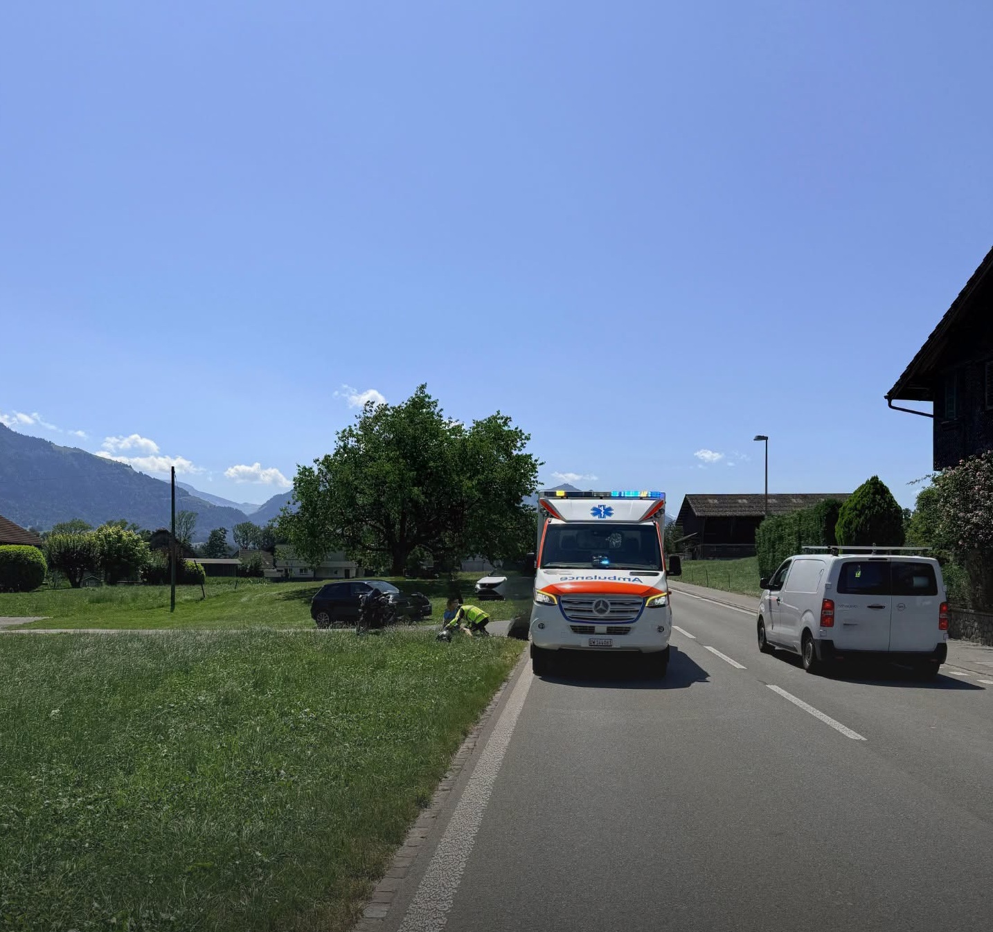 Alpnach-Dorf-OW-16-j-hriger-Motorradlenker-bersieht-Bremsman-ver-und-verunfallt