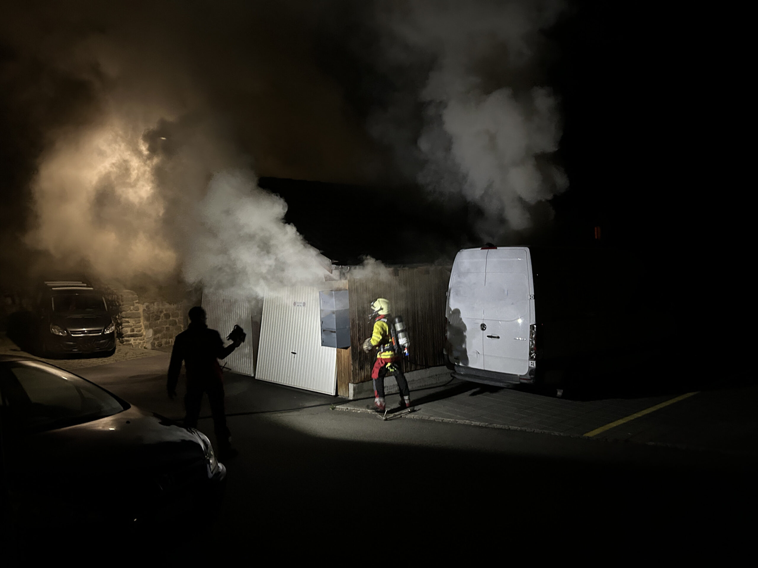Wassen-UR-Garagenbox-in-Flammen-Auto-bei-Brand-erheblich-besch-digt