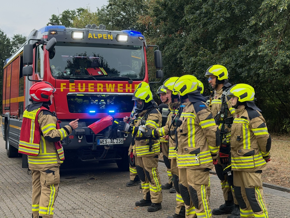Alpen, NRW: Bürgermeister Staymann übt mit Feuerwehrleuten den ...